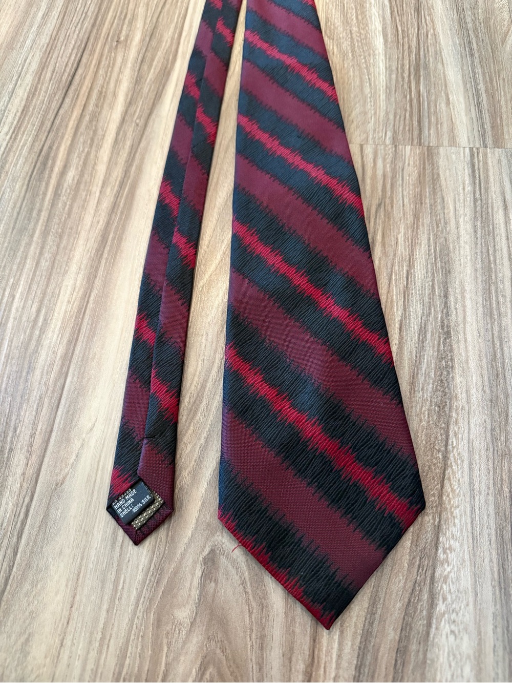 Paul Dione 100% Silk Men's Burgundy and Black Diagonal Stripe Tie - Handmade - Picture 2 of 8